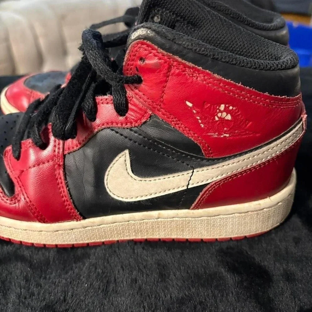 Jordan 1 Mid Bred Kids Sneakers Black Red White 554725-610 Size 4Y - Picture 4 of 6